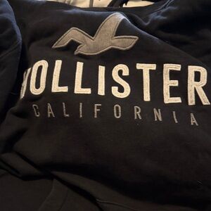 Hollister Men's Black Crewneck Sweater